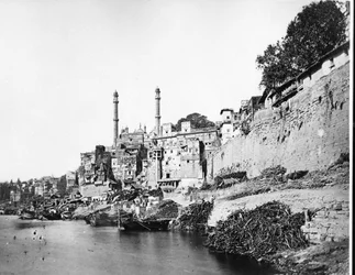 Pachganga Ghat et la mosquée Aurangzeb, Bénarès, vers 1860-70